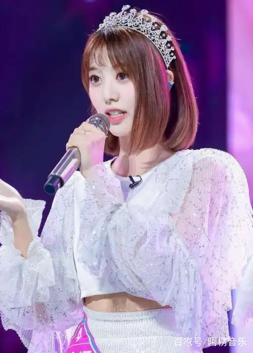 苏芮琪现身机场,学生装扮清纯可爱,笑容灿烂尽显初恋脸