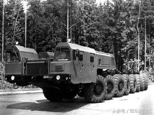 重型底盘全采用双叉臂独立悬架,图为maz-7917理论上动力强劲的mzkt