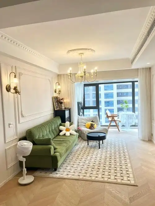 她家精致又温馨,拥有绝美石膏线,美观好打理