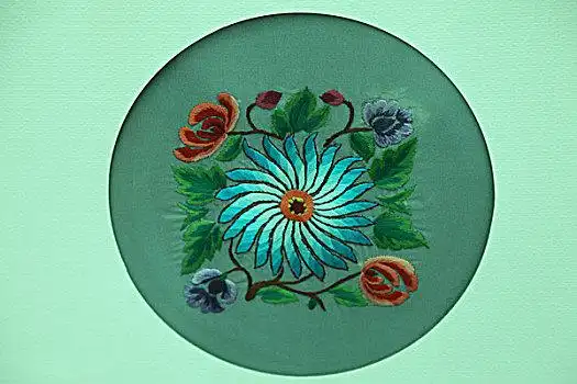 维吾尔族刺绣手艺品