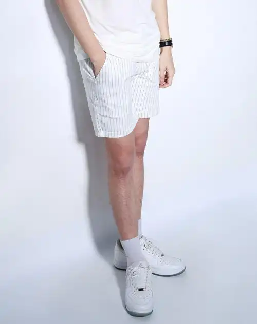男款白色竖条纹修身短裤