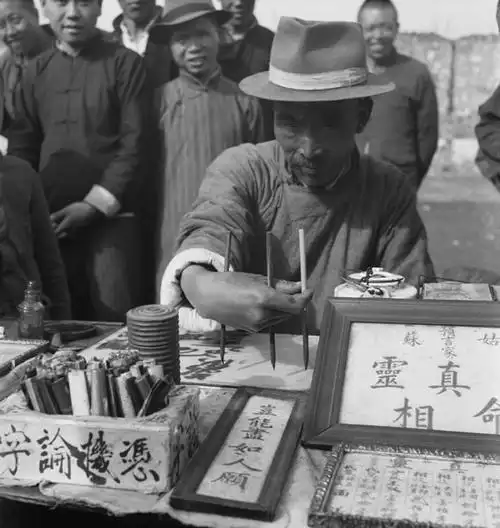 派谷老照片修复  老照片图库 >正文80多年前,德国飞行员格拉夫·楚