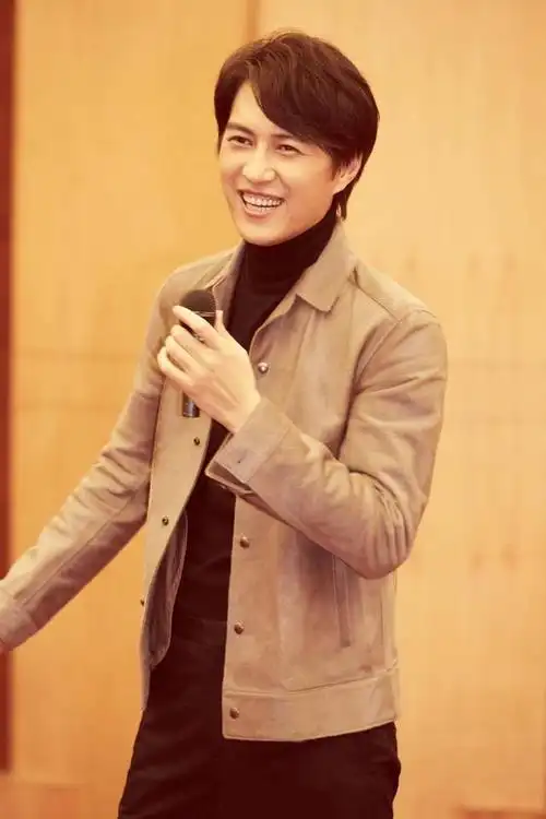 国民男神勒东最近一组在舞蹈厅练舞的照片爆出帅爆了