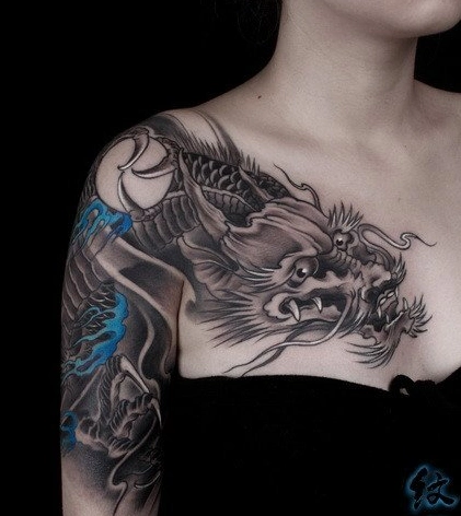 美女的过肩龙纹身图案彩绘纹身龙纹身披肩纹身