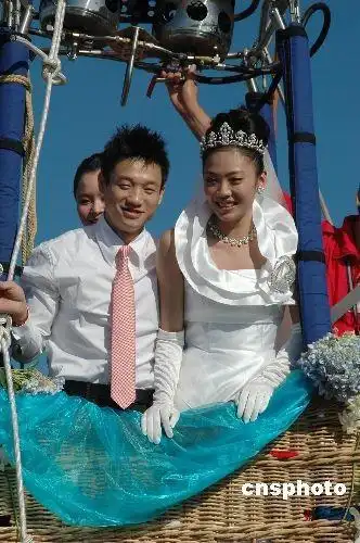 图为杨威和新娘杨云登上热气球,演绎空中浪漫. 中新社发 尹海明 摄