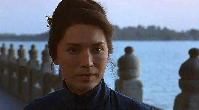 相恋20年不识女伴男儿身末代皇帝尊龙女装出演风华绝代