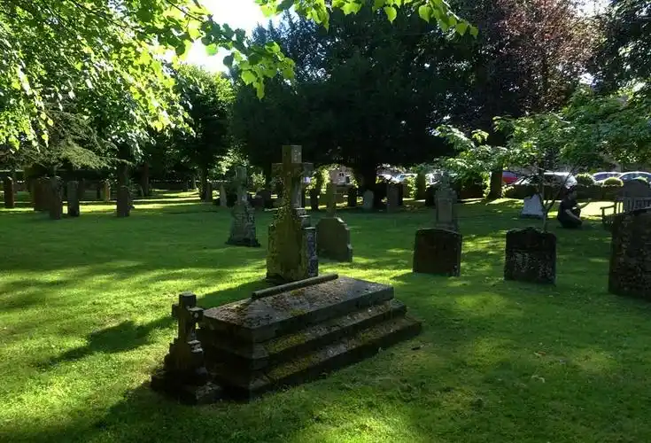 一些有名望的人士去世后往往会安葬于教堂墓地