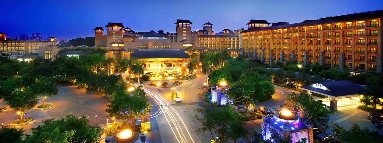 广州长隆酒店有动物中庭和动物岛,引进雪虎,火烈鸟等珍稀动物,放养