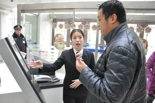 交通银行美女大堂经理的一天(组图)