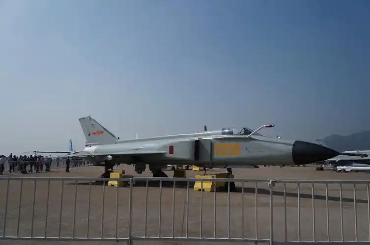 过同一部队的另一架同型机,展板上公开显示,这种改进型歼-8d叫歼-8df