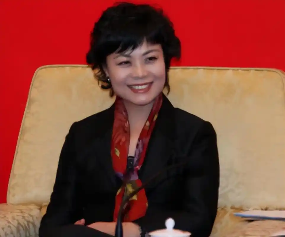 高颜值中央女干部走红,学历不高却难挡才华,贵在不过多粉饰