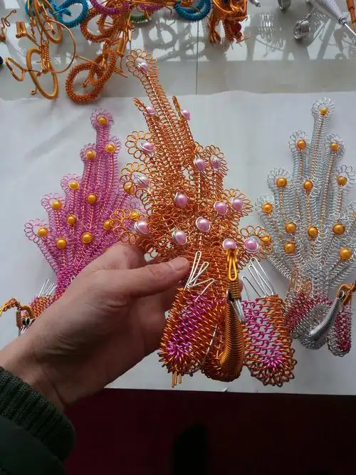 自己动手用彩色铝线编织的孔雀,彩色铝线手工艺品教程