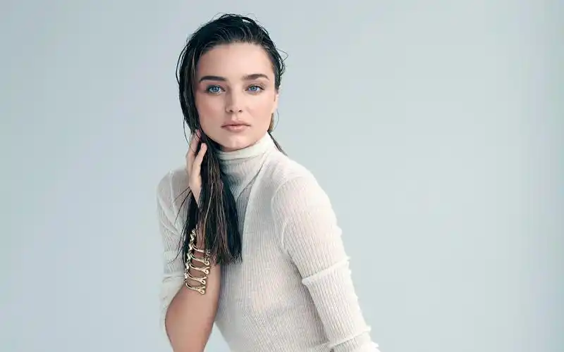 高清晰美诱摸秀发的米兰达克尔壁纸