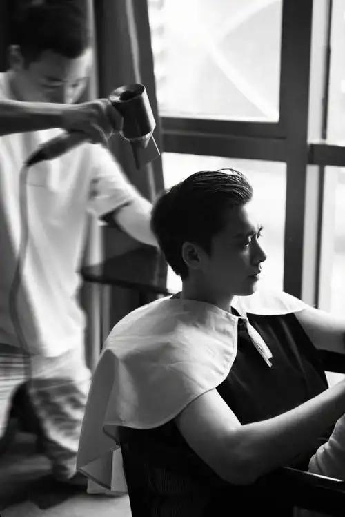 李易峰百花奖黑白大片# 青年影人李易峰超话受邀出席第36届大众电影