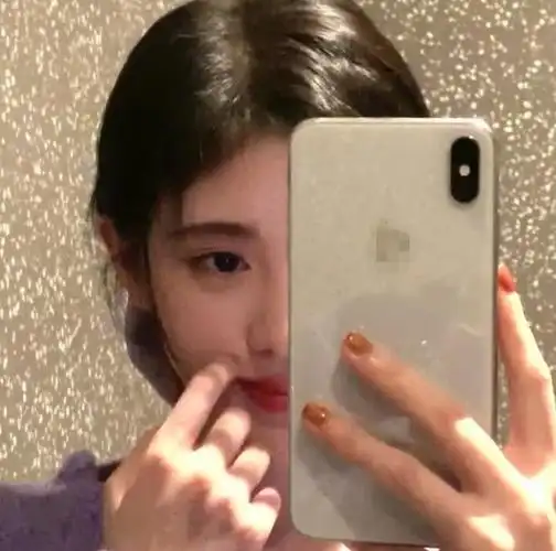 鞠婧祎浴室唱戏腔手机遮挡半张脸开不了美颜五官很真实