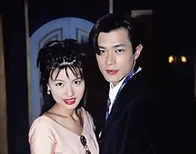 香港知名女星状态冻龄,脸上无整容医美痕迹,被传秘密结婚生子_黄纪莹