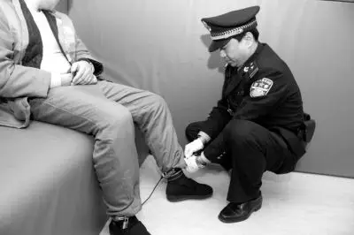 法警:背铐改前铐 嫌疑人权利保障越发人性化