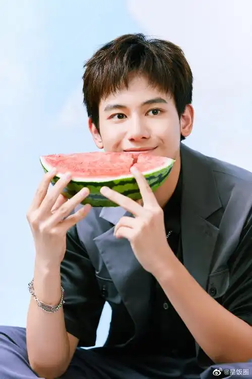 胡先煦夏日西瓜写真# 狐仙记这组照片真的. 来自星饭圈 - 微博