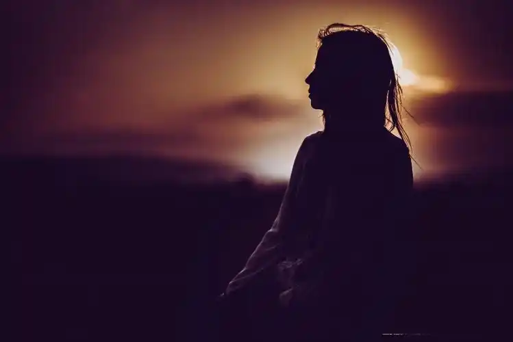夕阳下的女子剪影桌面壁纸