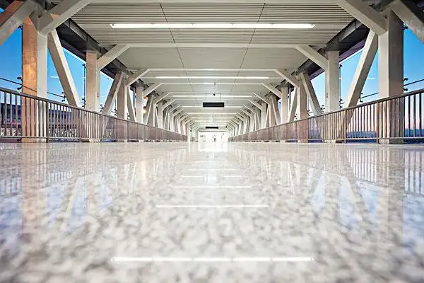 现代建筑通道线条与地面