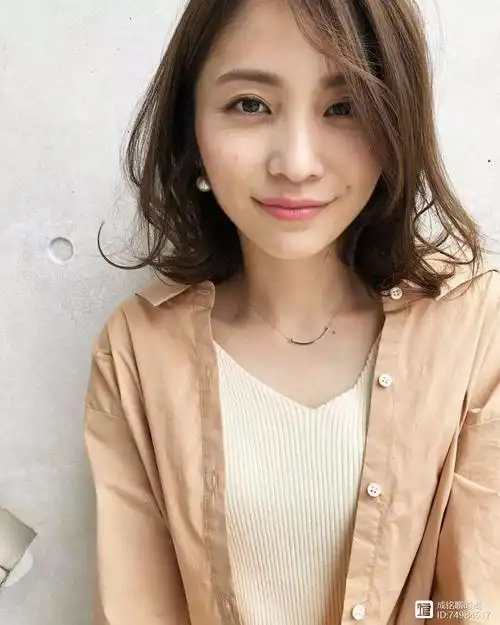 45岁的阿姨适合什么款式的中长发?这9款发型了解下,减龄更时尚