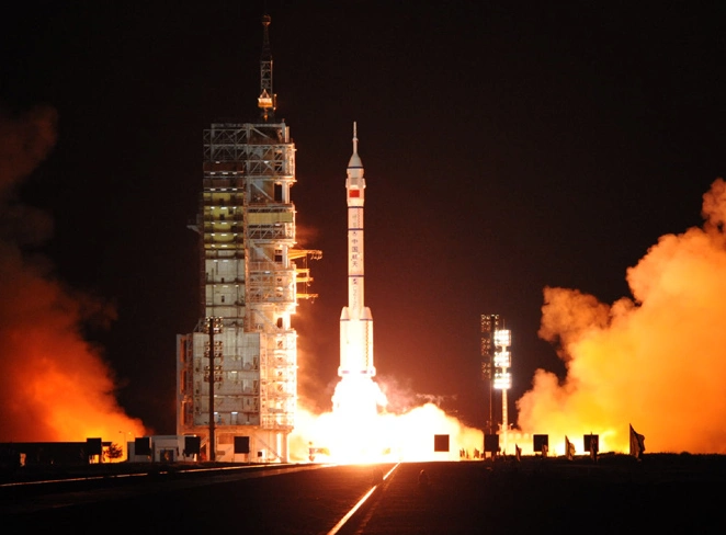 神舟七号是第三个载人航天器,是中国"神舟"号系列飞船之一