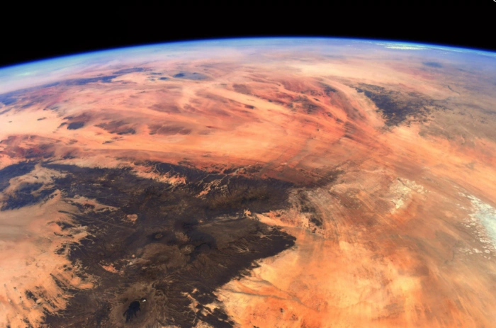 宇航员从国际空间站拍下一张地球看起来像火星的照片