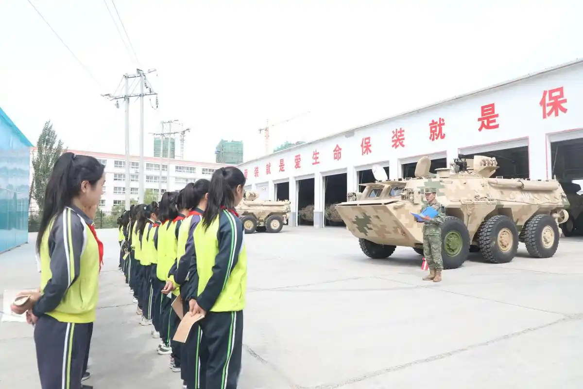 英才 #新疆伊犁八一爱民小学揭牌#】近日,伊犁军分区与伊宁市巴彦岱镇