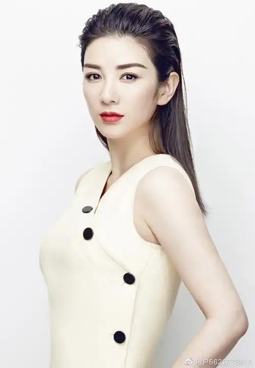 43岁黄奕告别过去与53岁建筑师正式牵手官宣新恋情