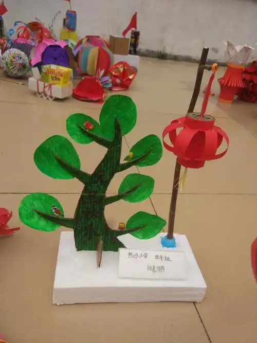 热水小学举办以"环保"为主题的学生手工作品展