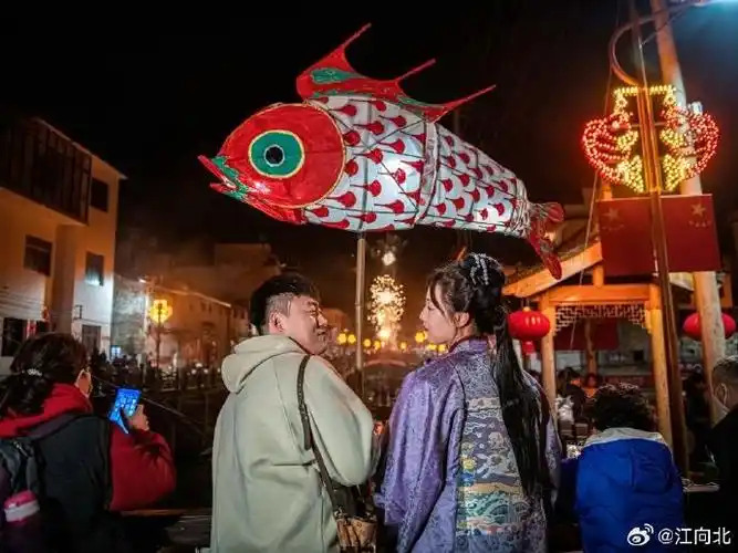 滩花戏水的非遗之光:安徽非遗鱼灯    夜幕缓缓降临,不远处亮起一道