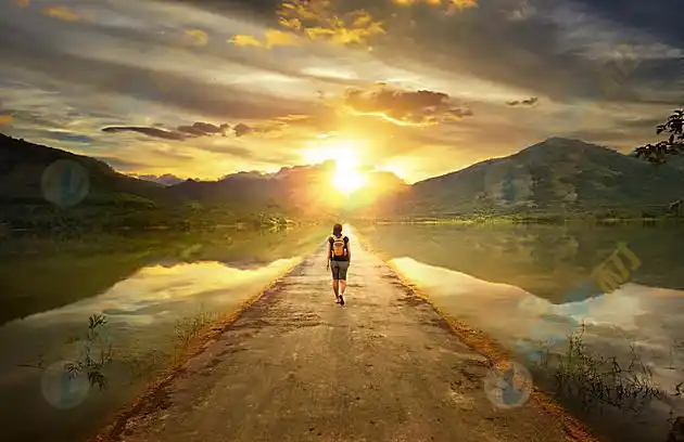湖边行走人物背影高清图片下载