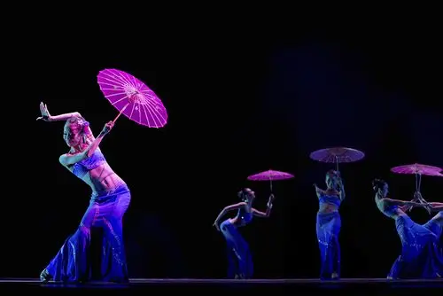 舞蹈讲述了傣家的少女在细雨蒙蒙的傣家村庄,悄悄为你撑起一把伞,为你