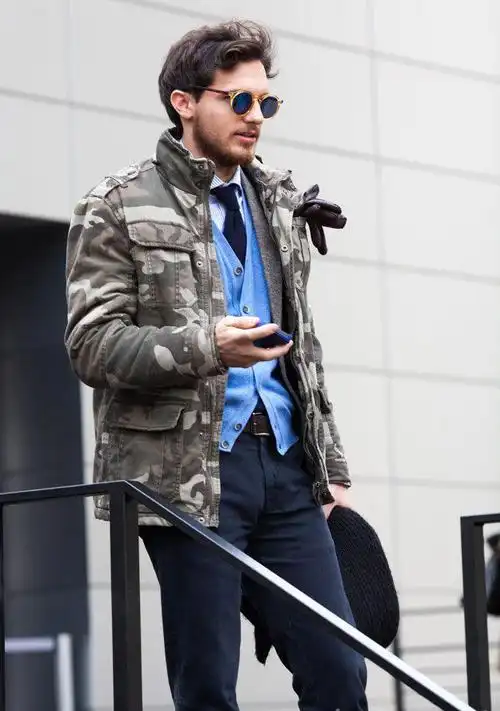 在冬天,最方便百搭的穿法就是迷彩外套 基础色内搭,注意不要搭配太过