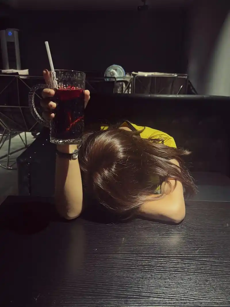 现在是一般美,喝醉了就是醉美🍷.#深夜微醺 #趴桌拍照