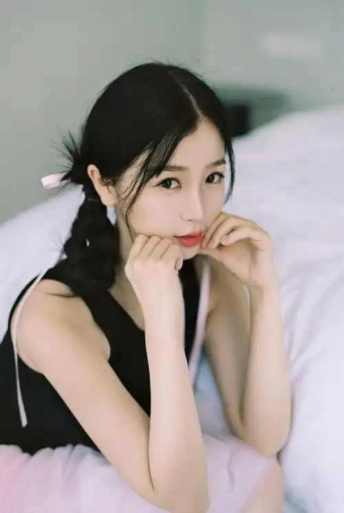 虞书欣粉色纱裙造型写真曝光 双手托腮甜笑轻柔灵动_影视资讯网明星