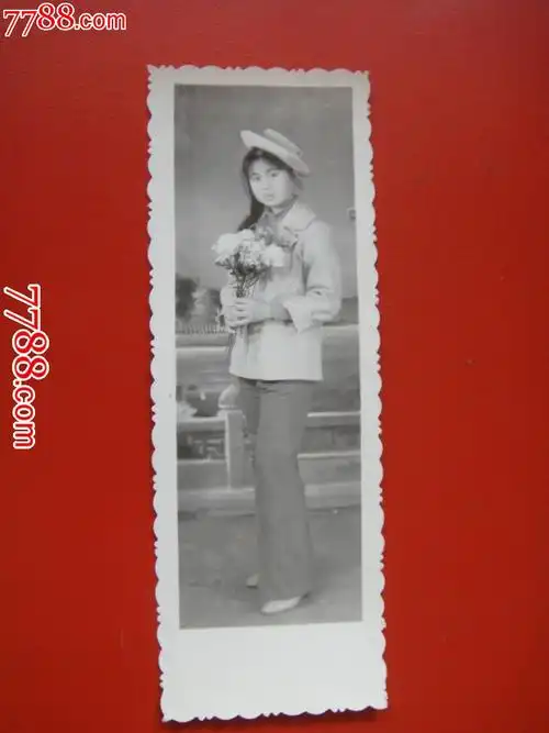 室内布景留影【八十年代～美女,身着喇叭裤】尺寸高11,宽3.5公分
