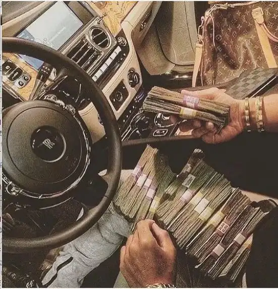 国外富二代圣诞集体炫富:私人飞机只是入门水平,奢侈品堆满全身