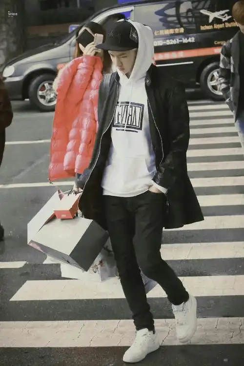 王一博插兜走机场