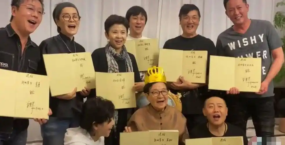 86岁谷建芬庆生照曝光!毛阿敏孙楠素颜出镜,一旁汪正正满脸通红