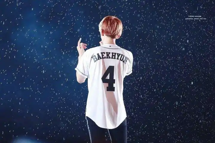 求exo成员的背影图,要他们穿着,身后带他们数字的那种.