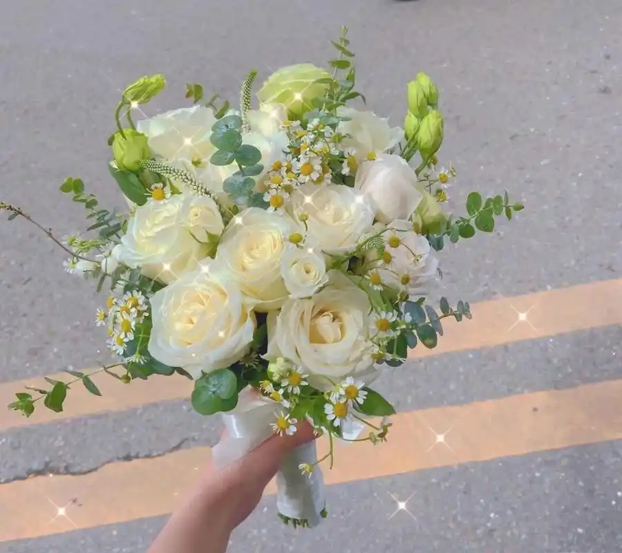 卖一束150元的手捧花,真的有那么贵么 事情是这样的,路过三个人,两位