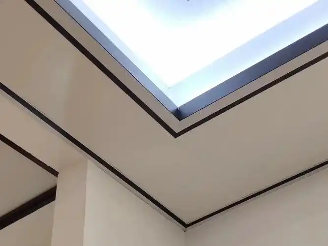 用铝扣来做客厅吊顶,可以很好的解决木工石膏板的多