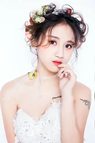 出镜:何智芳 化妆:小霞  摄影:小武 修图:小武