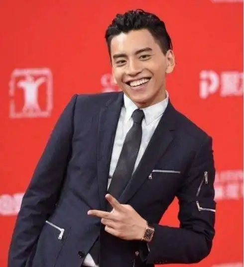 而王大陆毫不在意,顺势玩起了自黑,经常晒照张大嘴像要吃人的样子.