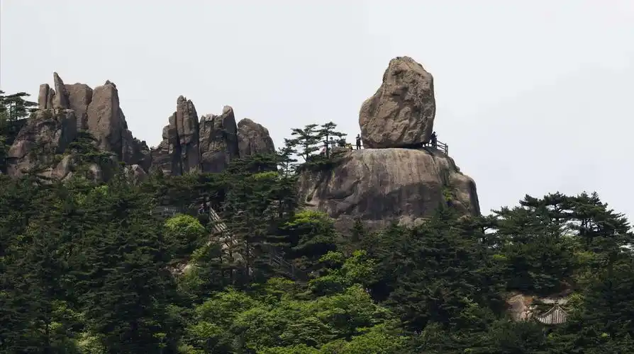飞来石.有人说是87版红楼梦"顽石"的来处.