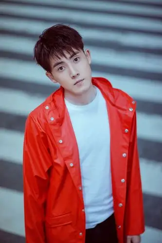 张睿生日曝全新写真漫步东京尽显率性不羁