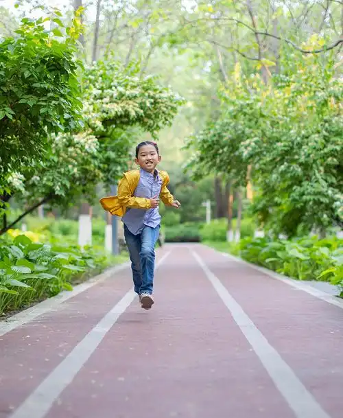 亚洲小女孩跑步图片下载