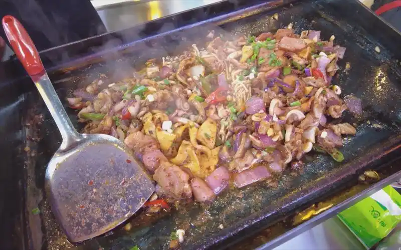 100元的铁板烧6个菜现场边炒边吃,超级下饭!(4k)