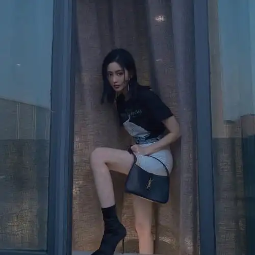 张天爱穿包臀短裙身姿凹凸 霸气御姐酷飒性感